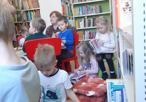 Dzieci z grupy Motylki podczas przeglądania książek.